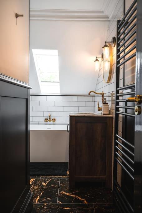 The West End Loft - 5* Retreat - Private Parking! Apartment Glasgow Exterior photo